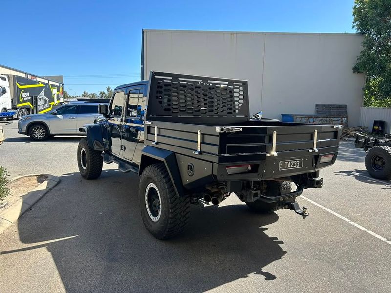 Jeep Gladiator (Base Model with Steel Wheels)