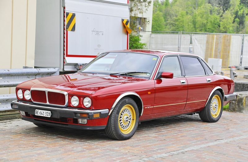 Jaguar XJ40 (1986–1994)
