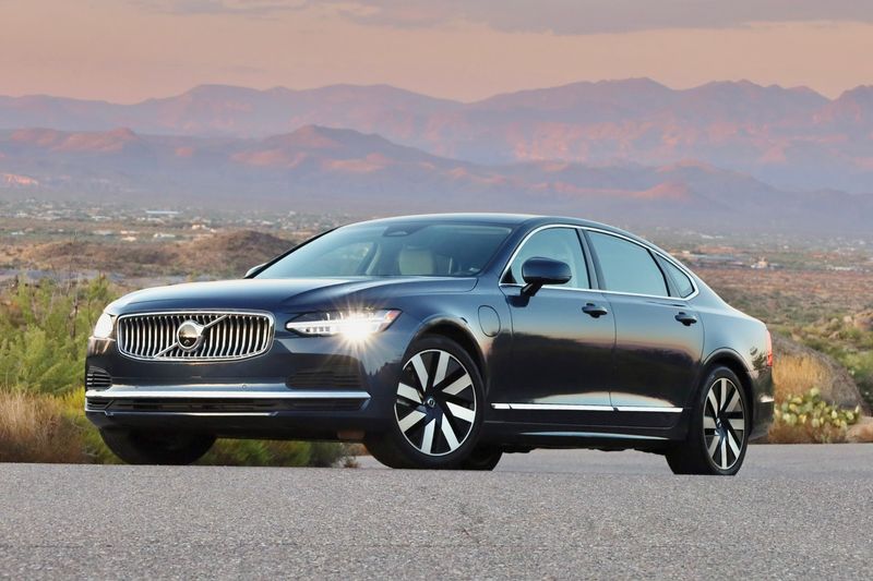 Volvo S90: The Scandinavian Sanctuary