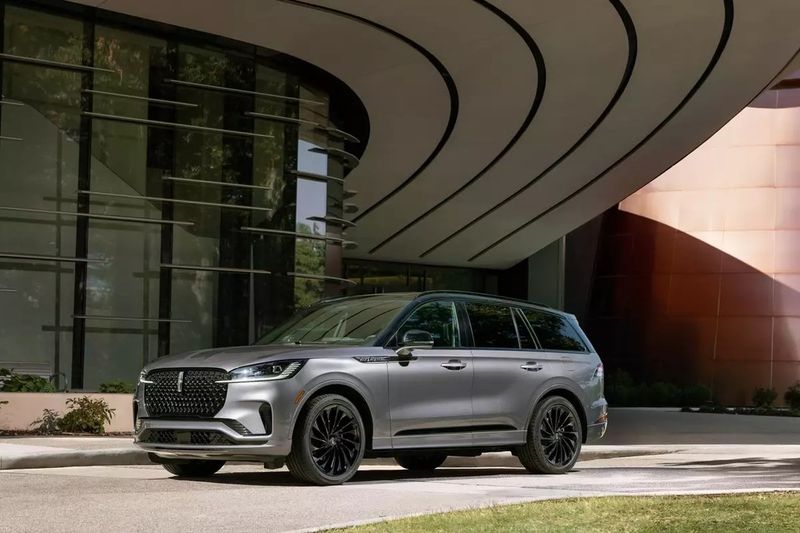Lincoln Aviator - Sophisticated American Luxury